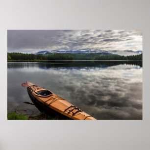 Póster Kayak de madera en la orilla del lago Beaver