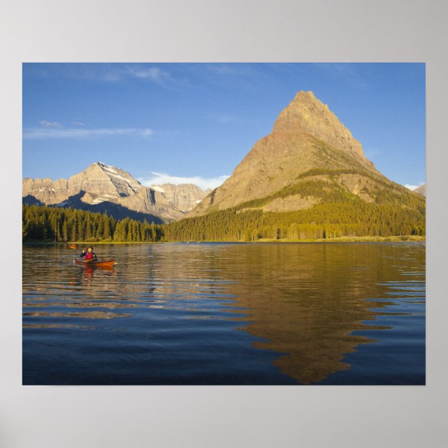 Póster Kayak en SwiftCurrent Lake al amanecer en (Frente)
