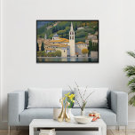 Póster Kirche Cassone Gustav Klimt Pintura cautivadora<br><div class="desc">Sumérjase en la fascinante belleza de Kirche Cassone,  una notable pintura paisajística de Gustav Klimt. Esta obra de arte captura la esencia de la naturaleza,  con su exuberante vegetación y sus elementos arquitectónicos. Añade un toque de elegancia a tu espacio con esta extraordinaria pieza.</div>