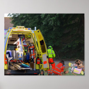 Póster La ambulancia llega al lugar del accidente.