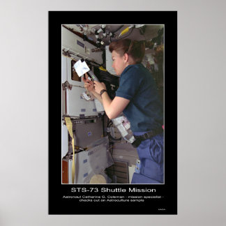 Póster La astronauta Catherine G. Coleman revisa la astro