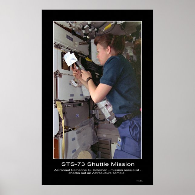 Póster La astronauta Catherine G. Coleman revisa la astro (Frente)