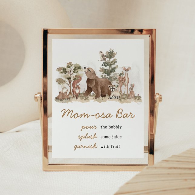 Póster La aventura de animales de Woodland espera a Mom O (Adventure Awaits Woodland Animals Baby Shower Mom Osa Bar Sign)