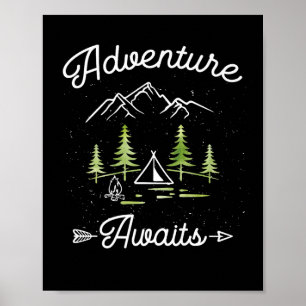 Póster La aventura espera camisa de camping de hiking de