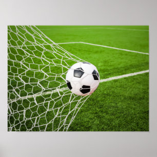 Póster La bola de fútbol golpea la red de gol