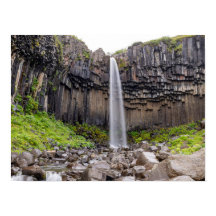 La cascada Svartifoss de basalto negro, Islandia