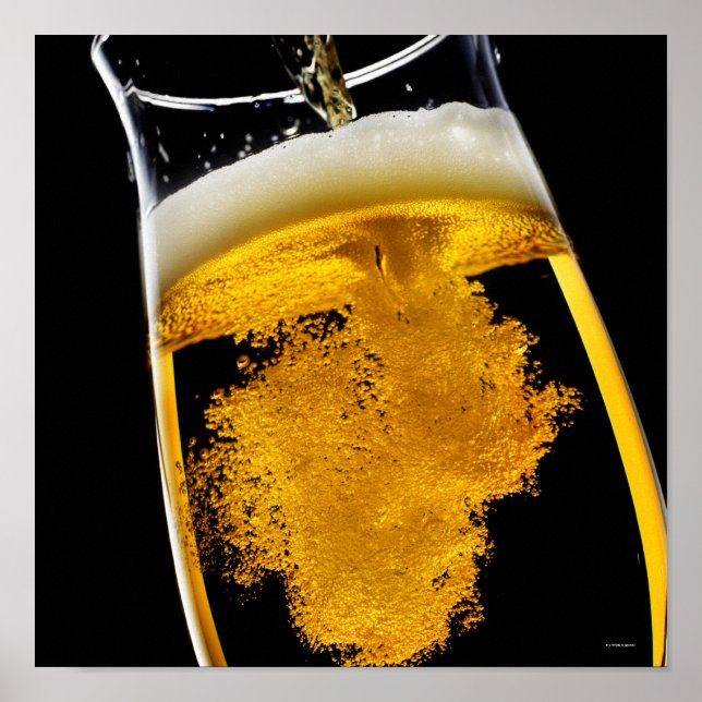Póster La cerveza se vierte en vidrio (Frente)