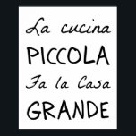 Póster La Cucina (La Cocina) Poster<br><div class="desc">"La cucina piccola fa la casa grande" es un antiguo dicho italiano,  que significa "Una pequeña cocina hace un hogar grande". Los italianos piensan que la comida es el lugar de conexión con la familia y los amigos. Tan simple,  verdadero y hermoso.</div>