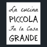 Póster La Cucina (La Cocina) Poster<br><div class="desc">"La cucina piccola fa la casa grande" es un antiguo dicho italiano, que significa "Una pequeña cocina hace un hogar grande". Los italianos piensan que la comida es el lugar de conexión con la familia y los amigos. Tan simple, verdadero y hermoso.</div>