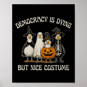 Póster La democracia está muriendo, pero buen disfraz, la