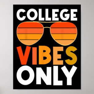 Póster La Escuela Universitaria Vibes Solo Es Gracioso Vo