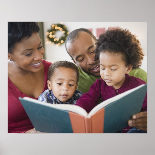 Póster La familia negra leyendo el libro juntos (Frente)