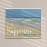 Póster La felicidad es un hogar balneario agradable y div<br><div class="desc">Graciosa cita en la playa poster con una hermosa fotografía de playa con un bonito de arena parado al borde de las olas del océano en un soleado día de verano. La felicidad es una playa cálida. Una linda casa de la isla con un divertido juego de palabras. Sé feliz,...</div>