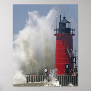 Póster La gente en el muelle observa grandes olas en