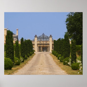 Póster La imponente entrada a Chateau Haut Sarpe, la