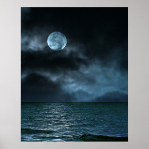 Póster La luna nublada en la noche