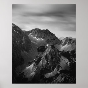 Póster La luz brilla en majestuosas montañas