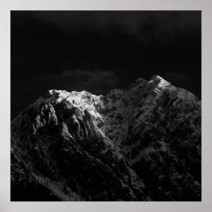 Póster La luz del sol golpea las montañas en blanco y neg