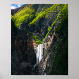 Póster La majestuosa cascada Boka en la gloria de la prim