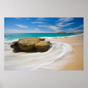 Póster La marea del océano gira en la playa
