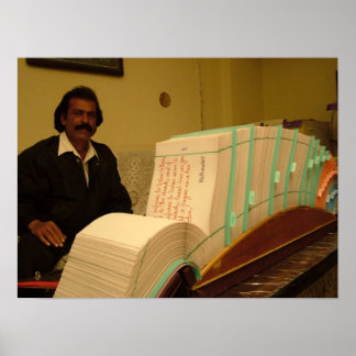 PÓSTER LA MAYOR BIBLIA ESCRITA DE MANO EN EL MUNDO