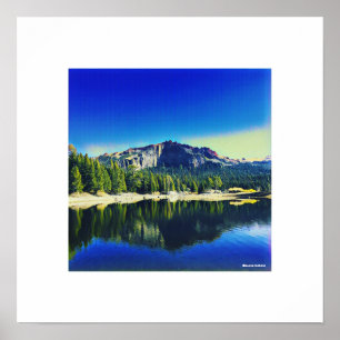 Póster La montaña más delgada sobre el lago plateado