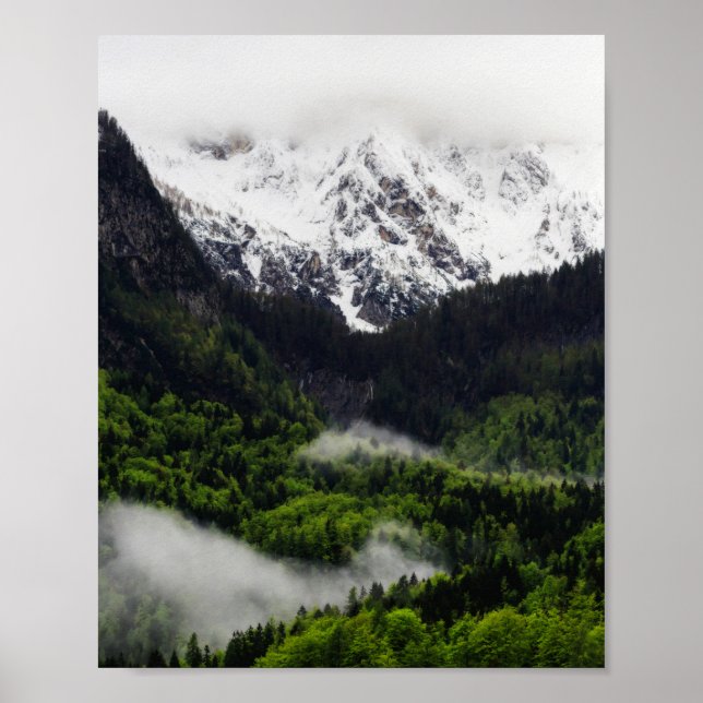 Póster La niebla rodando por el bosque bajo las montañas (Frente)