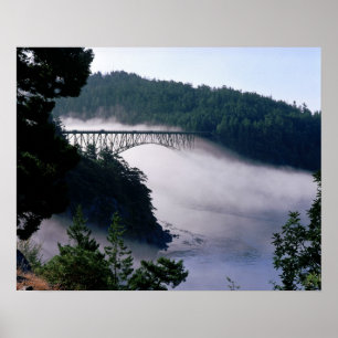 Póster La niebla se desliza bajo el puente Deception Pass