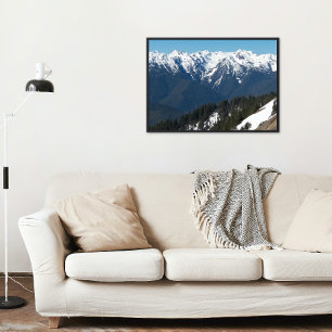 Póster La nieve cubierta en las montañas olímpicas. Foto