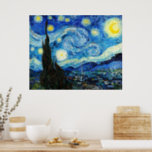 Póster La noche estrellada de Vincent Van Gogh<br><div class="desc">La pintura está dominada por un cielo nocturno lleno de luna y estrellas. Toma las tres cuartas partes del plano de la imagen y parece turbulento, incluso agitado, con unos patrones que giran intensamente y parecen rodar a través de su superficie como olas. Está acribillada con orbes brillantes —incluyendo la...</div>