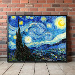 Póster La noche estrellada de Vincent Van Gogh<br><div class="desc">La pintura está dominada por un cielo nocturno lleno de luna y estrellas. Toma las tres cuartas partes del plano de la imagen y parece turbulento, incluso agitado, con unos patrones que giran intensamente y parecen rodar a través de su superficie como olas. Está acribillada con orbes brillantes —incluyendo la...</div>