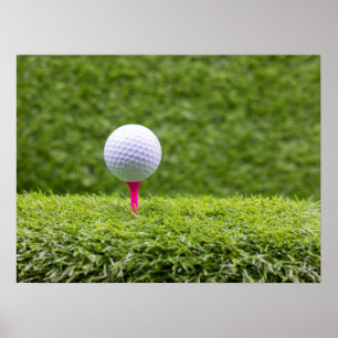Póster La pelota de golf está sobre el fondo de césped ve