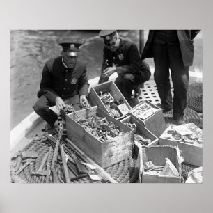 Póster La policía muestra un arsenal, 1923. Foto antigua