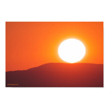 La sentada del sol sobre la montaña