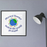 Póster La terapia física hace que el mundo gire<br><div class="desc">La Terapia Física Hace que el mundo gire. Un lindo regalo fisioterapeuta con una cita inspiradora para un PT.</div>