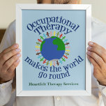 Póster La terapia ocupacional hace que el mundo gire<br><div class="desc">OT hace que el mundo gire como poster con su compañía personalizado en la parte inferior. Un lindo regalo de terapia ocupacional para tu terapeuta ocupacional favorito. Cuenta con un grupo de personas que se toman de la mano alrededor del planeta azul y verde Tierra. Reúnase para hacer un cambio...</div>