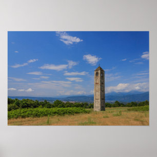 Póster La torre de campanario medieval solitaria en papel