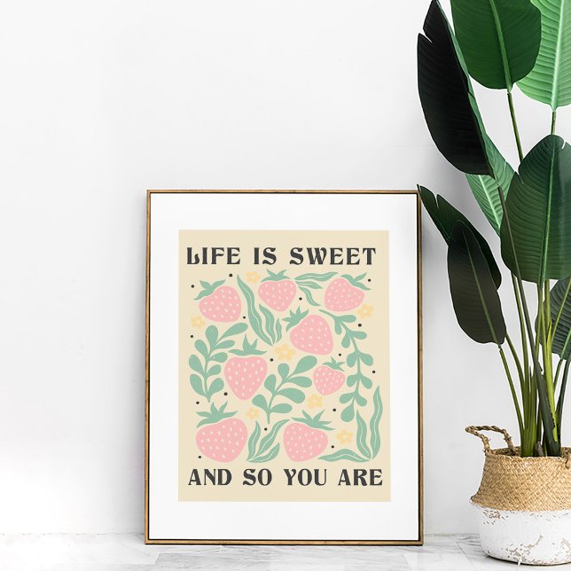 Póster La vida es una cita Inspiradora de fresas dulces (Life is Sweet Strawberries Inspirational Quote Poster in a golden frame next to a large green plant.)