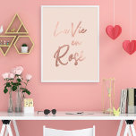 Póster La Vie en Rosa Cita francesa Rosa Oro rosa<br><div class="desc">Este elegante diseño de tipografía de moda es perfecto para una mujer moderna y elegante. Presenta una falsa cita en francés de Relieve metalizado de oro rosa, "La vie en rosa", que significa "La vida en rosa". Es un diseño lindo, jovencito y elegante. ***NOTA DE DISEÑO IMPORTANTE: Para cualquier solicitud...</div>