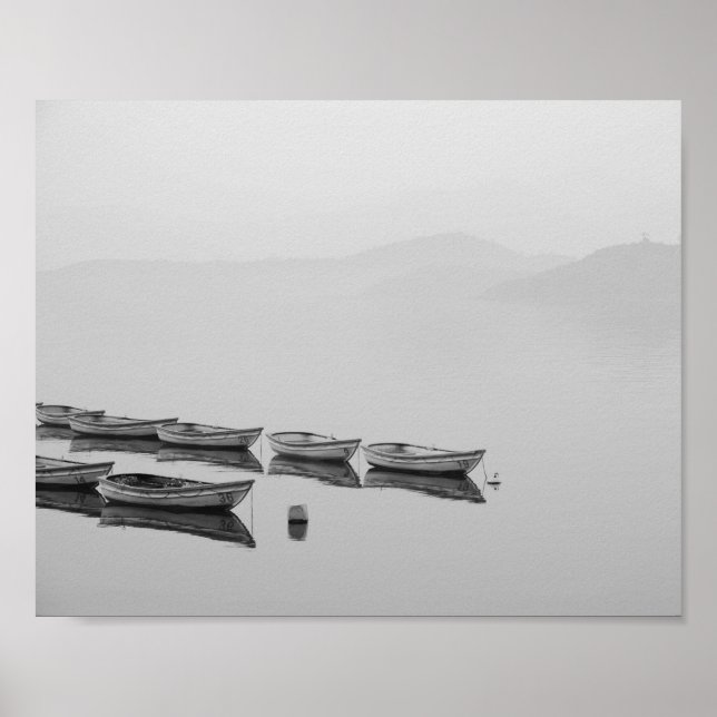 Póster Lago Blanco y Negro con Poster de barcos (Frente)