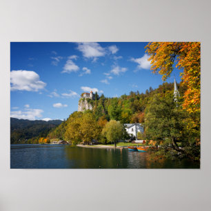 Póster Lago Bled con árboles en colores otoñales en Eslov