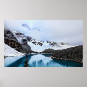 PÓSTER LAGO CERCA DE NIEVE MONTAÑA CUBIERTA DURANTE EL DÍ