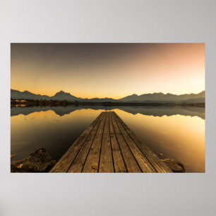 Póster Lago Hopfen con un muelle y los Alpes