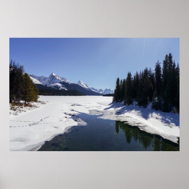 Póster Lago Maligno Snowy en medio de cumbres blancas (Frente)