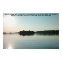 Lago Pacífico y árboles lejanos con escritura