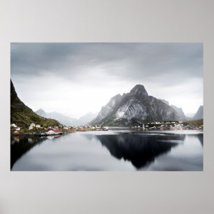 PÓSTER LAGO RODEADO DE CASAS Y MONTAÑAS
