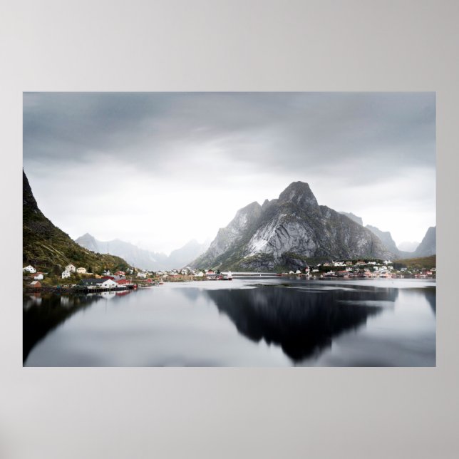 PÓSTER LAGO RODEADO DE CASAS Y MONTAÑAS (Frente)