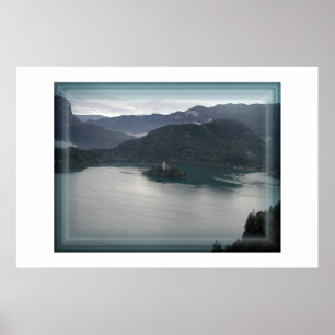 Póster Lago sangrado, visión desde arriba con el castillo