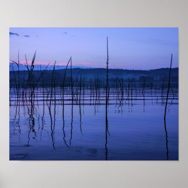 Póster Lago sereno y helado después de fuertes lluvias (Frente)