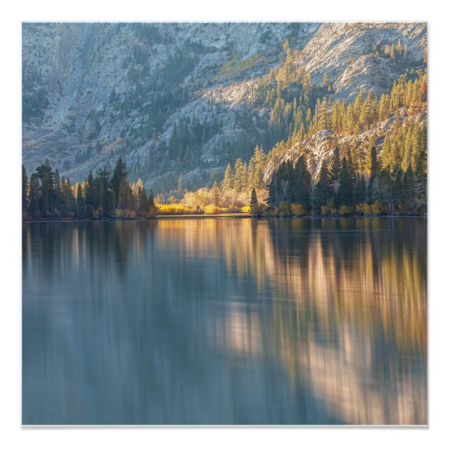 Póster Lago tranquilo con luz y sombra (Anverso)